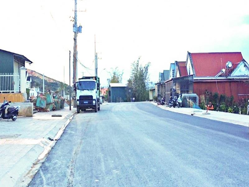 Một đoạn đường 19/5 thuộc thị trấn Lạc Dương đã được trải thảm nhựa, nâng cấp