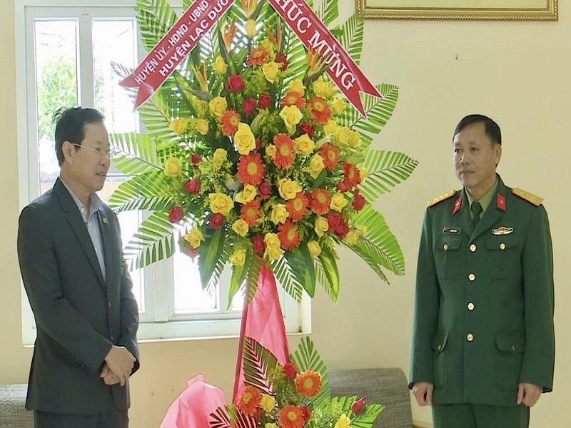 Đồng chí Phạm Triều - TUV, Bí thư  Huyện ủy (trái ảnh) phát biểu chúc mừng Ban Chỉ huy Quân sự huyện