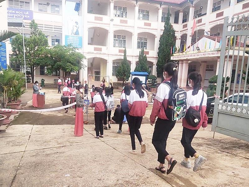 Học sinh Trường THCS Hùng Vương đảm bảo các điều kiện phòng dịch khi tới trường