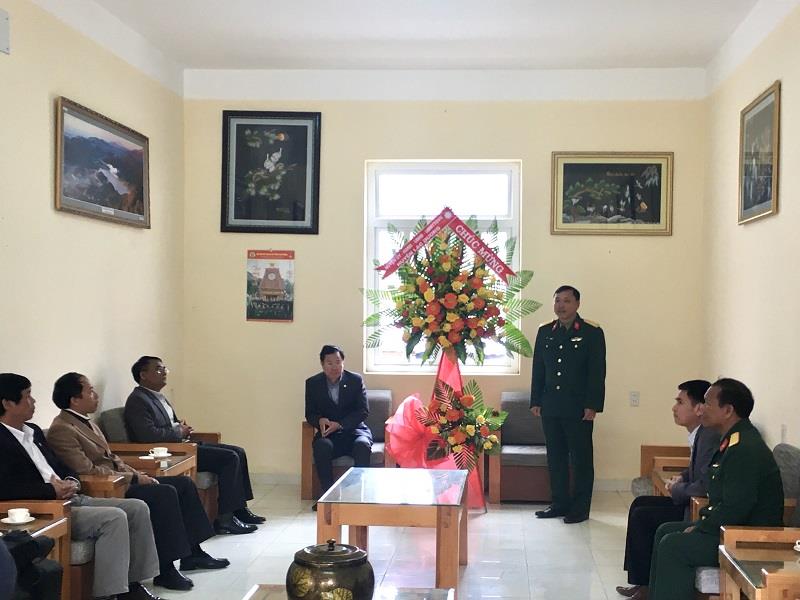 Thượng tá Lê Minh Tiến (đứng phải ảnh) phát biểu cảm ơn lãnh đạo huyện