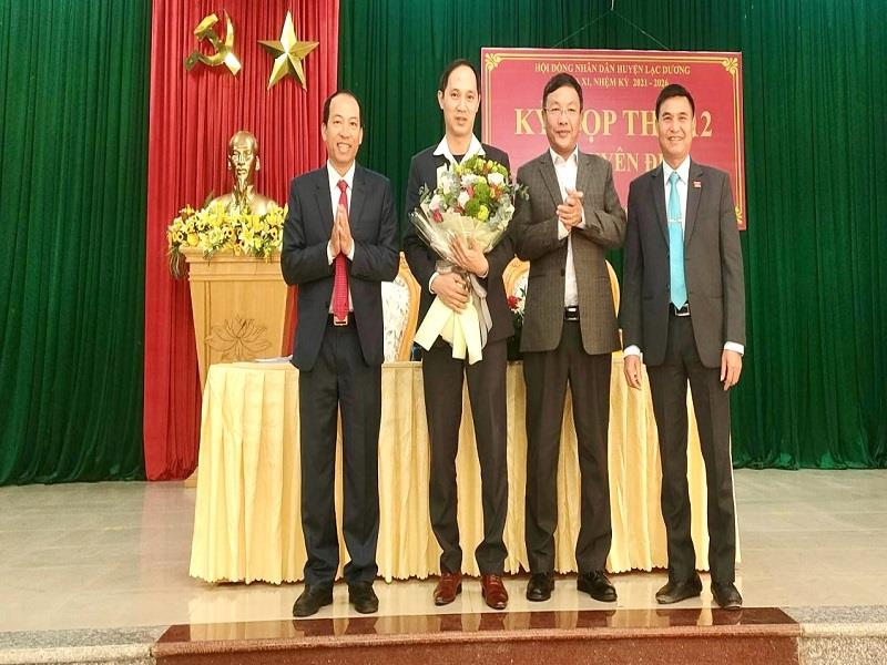 Đồng chí Sử Thanh Hoài - Bí thư Huyện ủy, Chủ tịch HĐND huyện; đồng chí Bùi Thế - Phó Bí thư Huyện ủy, Chủ tịch HĐND huyện và đồng chí Đỗ Khắc Lợi - Phó Chủ tịch HĐND huyện Lạc Dương chúc mừng Ủy viên UBND huyện khóa XI vừa được bầu bổ sung