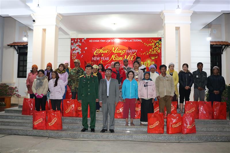 Lãnh đạo Bộ Chỉ huy Quân sự tỉnh và Lãnh đạo huyện Lạc Dương tặng quà động viên bà con các dân tộc xã Đạ Nhim vui xuân đón tết