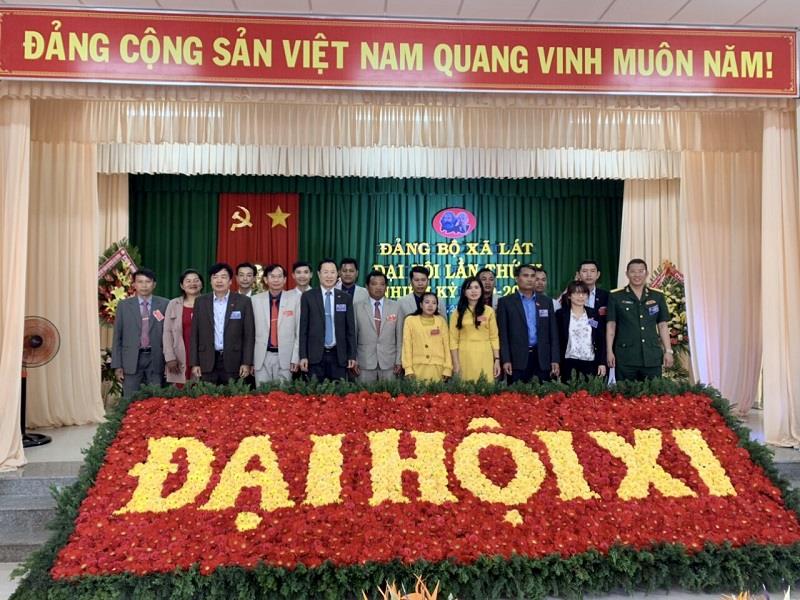 Ban Chấp hành Đảng bộ xã Lát nhiệm kỳ 2020-2025 ra mắt Đại hội và chụp ảnh lưu niệm cùng lãnh đạo huyện
