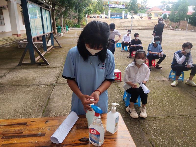 Các em học sinh rửa tay, sát khuẩn trước khi vào khám sàng lọc