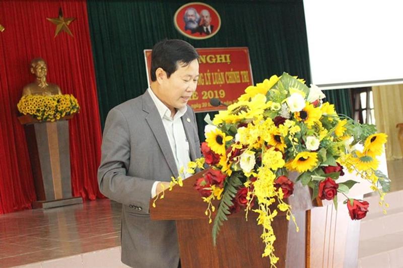 Đồng chí Phạm Triều - TUV, Bí thư Huyện ủy tham gia giảng lý luận chính trị tại Hội trường Huyện ủy