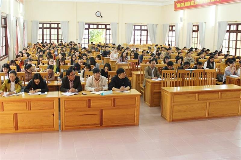 Lớp học tại Hội trường Huyện ủy