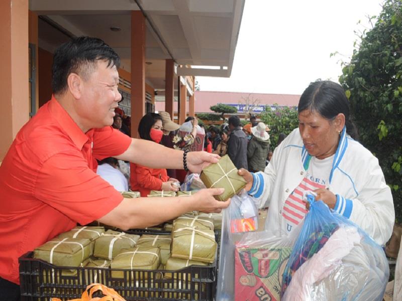 Trao quà cho người dân