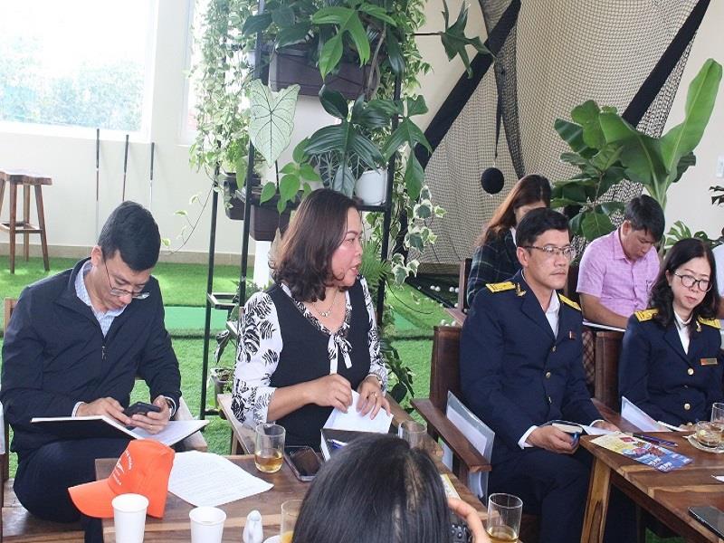 Bà Đỗ Thị Thu Hằng - Trưởng Phòng Tài nguyên và Môi trường huyện Lạc Dương, chia sẻ thông tin với doanh nghiệp