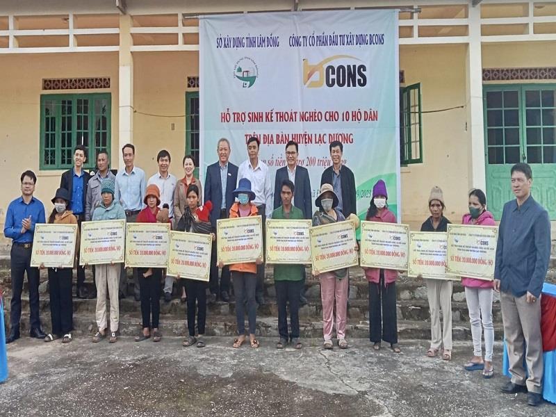 Sở Xây dựng và Công ty cổ phần đầu tư xây dựng Bcons trao hỗ trợ sinh kế thoát nghèo cho hộ nghèo huyện Lạc Dương