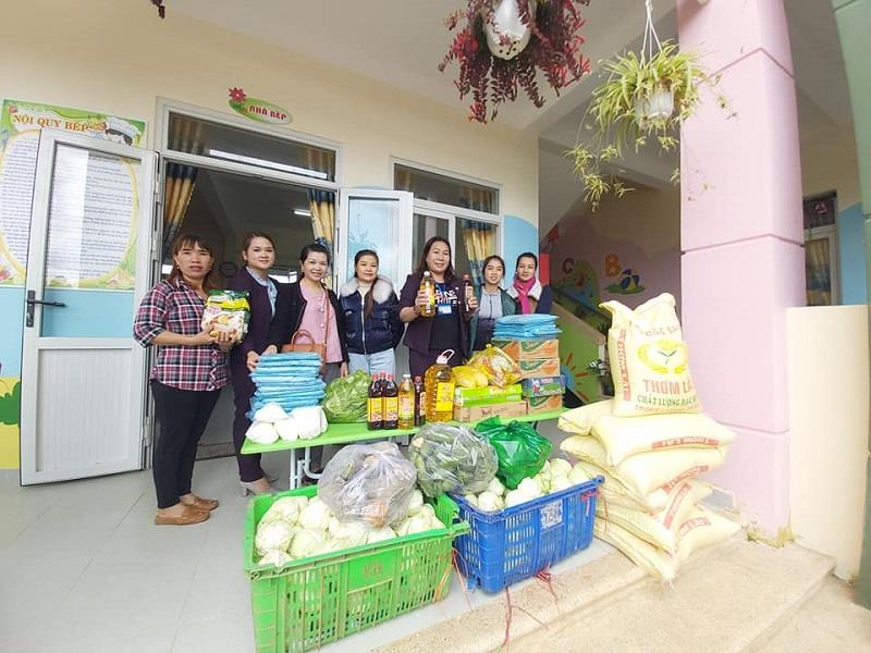 Nhờ làm tốt công tác xã hội hóa, nhà trường được rất nhiều tổ chức hỗ trợ thực phẩm để nâng cao chất lượng bữa ăn cho trẻ