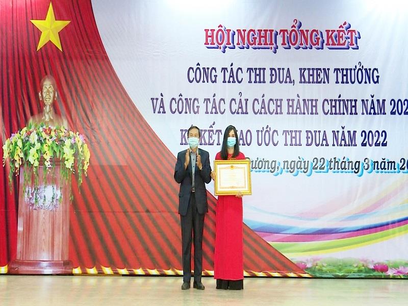 Bà Nguyễn Thị Huyền - Hiệu trưởng Trường Mầm non Sơn Ca được nhận Bằng khen của Thủ tướng Chính phủ