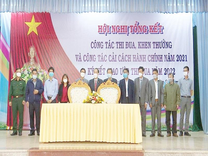 2 Trưởng Cụm và 6 Trưởng Khối thi đua trong toàn huyện đã ký kết thi đua năm 2022