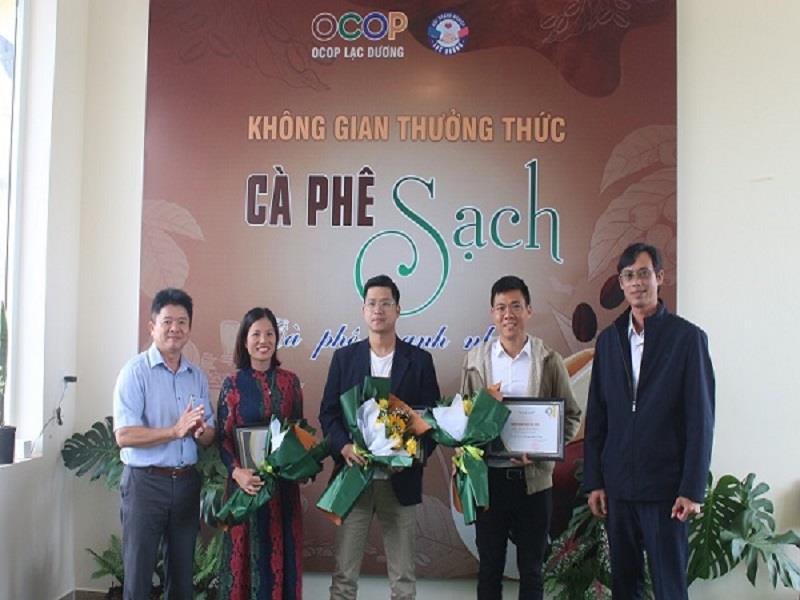 Trao chứng nhận kết nạp hội viên mới