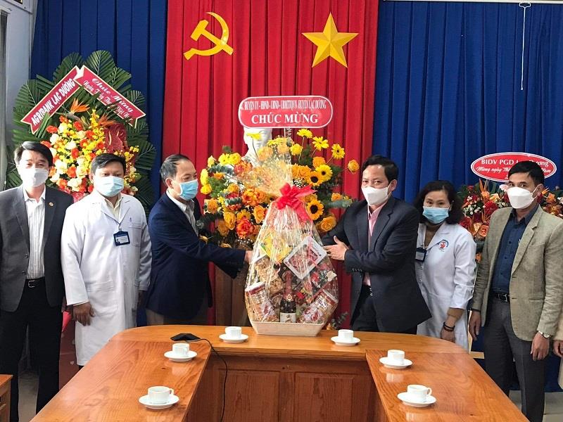 Đồng chí Sử Thanh Hoài - Phó Bí thư Huyện ủy, Chủ tịch UBND huyện (đứng giữa trái ảnh) tặng hoa và quà chúc mừng đội ngũ y, bác sỹ Trung tâm Y tế huyện