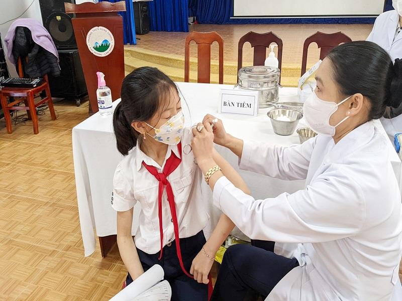 Các em học sinh đều rất vui vẻ khi được tiêm vắc-xin phòng Covid-19