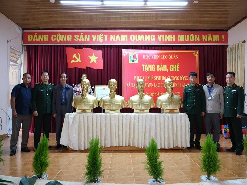 Thiếu tướng Nguyễn Công Sơn - Phó Chính ủy Học viện Lục quân và Thượng tá Phan Thanh Trâm - Phó Chủ nhiệm Chính trị Học viện Lục quân trao tượng Bác Hồ cho xã Đạ Sar