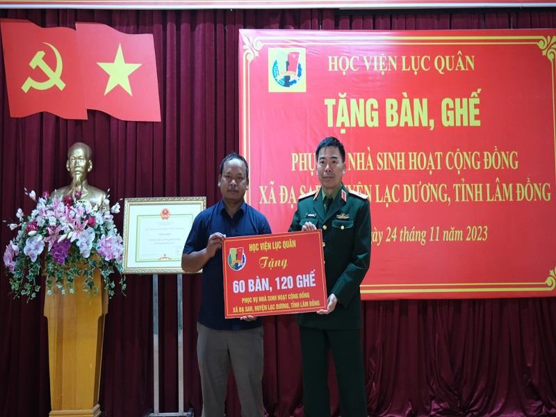 Thiếu tướng Nguyễn Công Sơn, Phó Chính ủy Học viện Lục quân trao biểu trưng cho cán bộ, Nhân dân xã Đạ Sar, huyện Lạc Dương