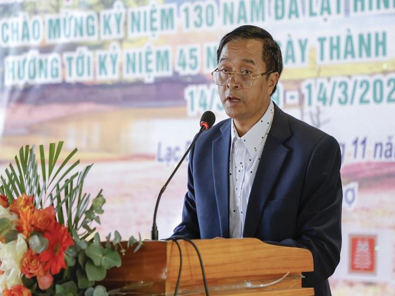 Ông Cil Poh phát biểu công bố Mùa hội Cỏ Hồng Lang Biang năm 2023