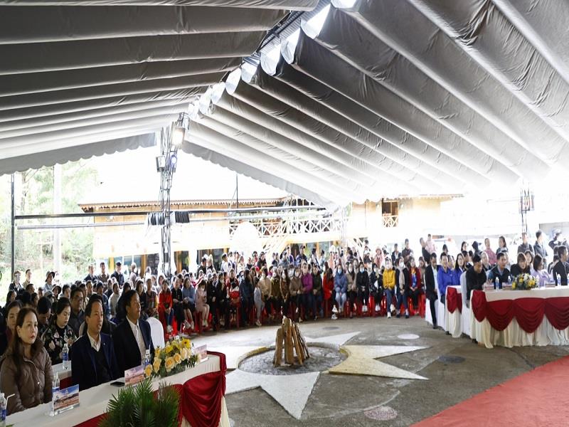 Đông đảo nhân dân và du khách tham dự Lễ Công bố và các hoạt động hưởng ứng Mùa hội Cỏ Hồng