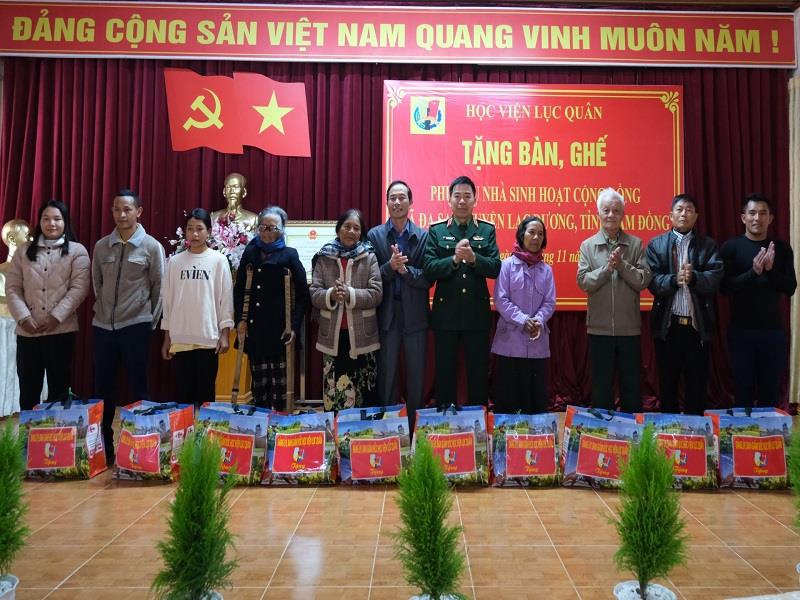 Tặng quà cho các gia đình chính sách tại xã Đạ Sar
