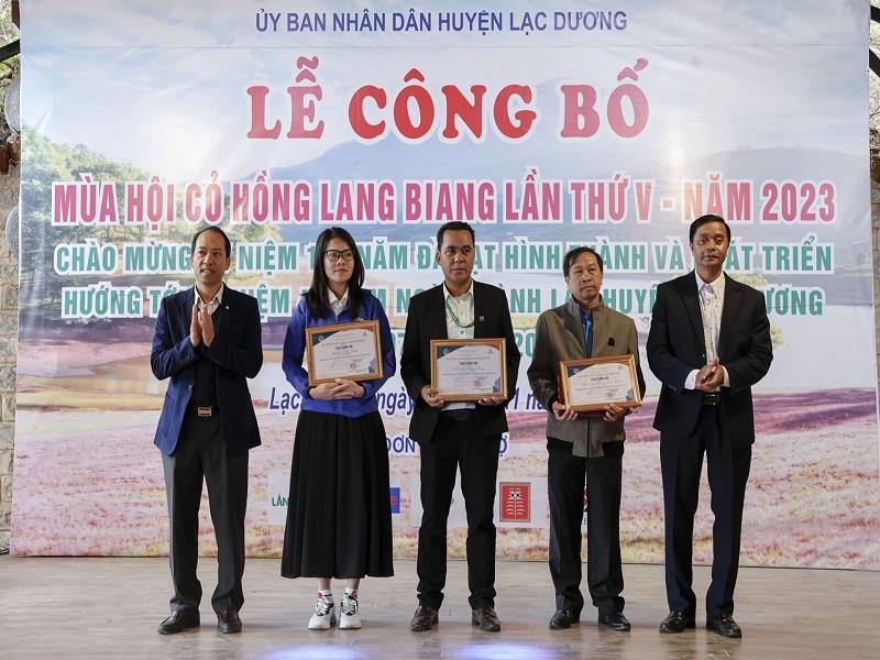 Bí thư Huyện uỷ Lạc Dương Sử Thanh Hoài (bìa trái) và Phó Chủ tịch UBND huyện Lạc Dương CilPoh (bìa phải) tặng hoa cho các đơn vị tài trợ