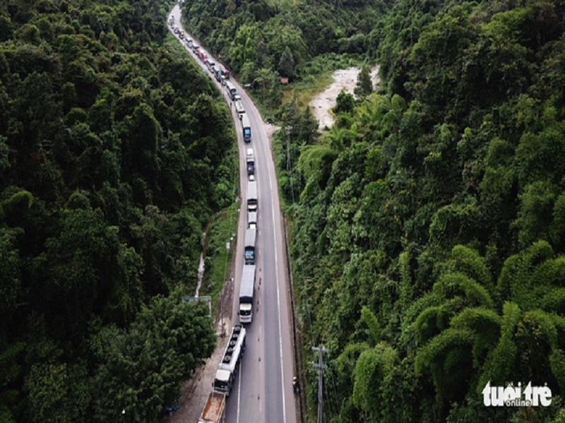 Chốt kiểm dịch số 1 - đèo Chuối nằm trên quốc lộ 20 đoạn qua huyện Đạ Huoai (tỉnh Lâm Đồng) thường xuyên ùn ứ vì lượng xe cộ đến làm thủ tục - Ảnh: M.VINH