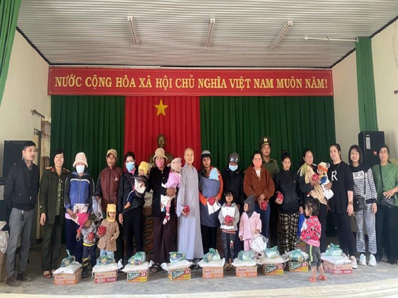 Trao tặng quà cho các gia đình có hoàn cảnh khó khăn tại xã Đạ Chais (Lạc Dương)
