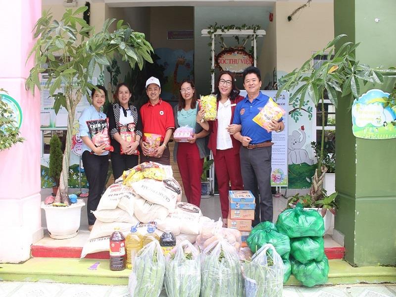 Định kỳ hàng tháng, Chi hội Doanh nghiệp Lạc Dương phối hợp với Nhóm thiện nguyện Ước Mơ Hồng đều đến thăm và trao nhu yếu phẩm cho các trường bán trú vùng sâu, vùng xa