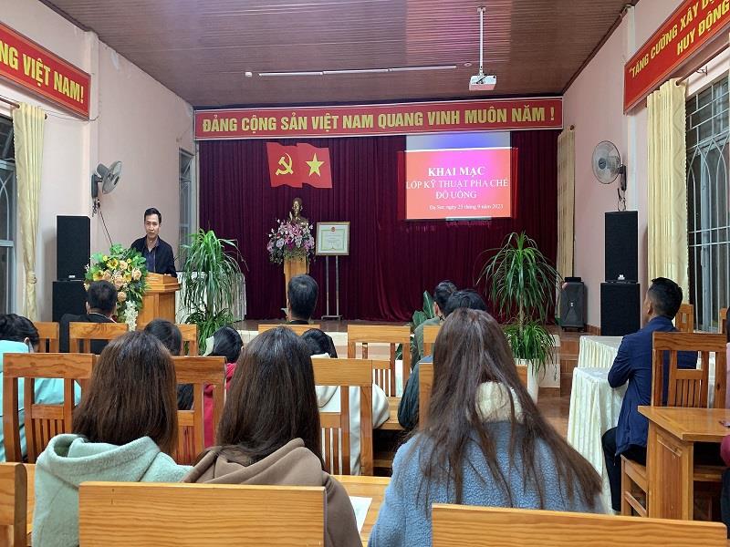 ông Phạm Tuấn Trọng - Giám đốc Trung tâm GDNN-GDTX huyện Lạc Dương phát biểu khai giảng