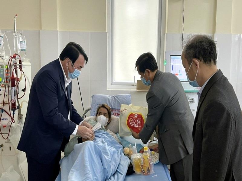 Lãnh đạo tỉnh thăm tặng quà cho bệnh nhân nghèo đang điều trị tại Khoa Thận - Tiết niệu - Lọc máu của Bệnh viện Đa khoa Lâm Đồng