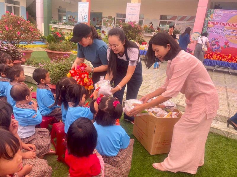 Trao quà trung thu cho trẻ em vùng sâu Đưng K’Nớ