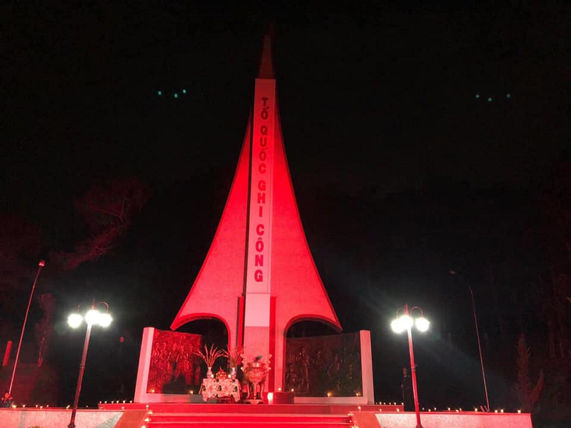 Lễ tri ân tại Đài tưởng niệm các anh hùng liệt sỹ của huyện