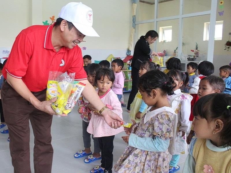 Đoàn thiện nguyện đến từng lớp học thăm hỏi, tặng quà cho các cháu