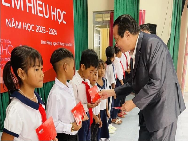 Hội Khuyến học tỉnh Lâm Đồng phối hợp với Viettel Lâm Đồng tổ chức trao học bổng “Vì em hiếu học” tặng học sinh hoàn cảnh đặc biệt khó khăn của huyện Đam Rông và Lạc Dương. Ảnh: Hội Khuyến học tỉnh Lâm Đồng