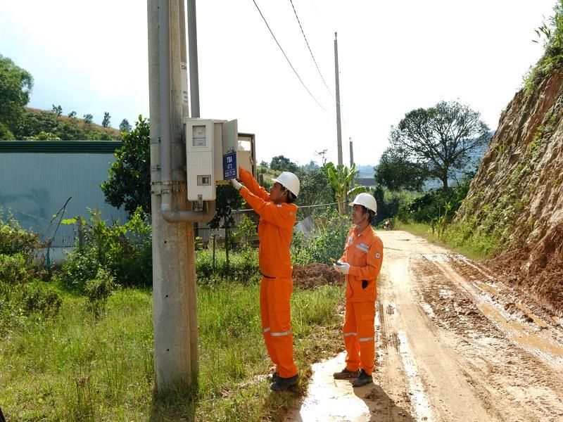 Cán bộ, nhân viên điện lực kiểm tra thường xuyên các hệ thống công tơ điện