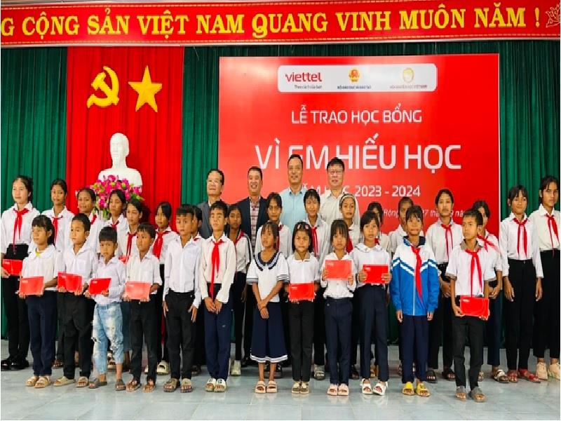 50 học sinh hoàn cảnh đặc biệt khó khăn của huyện Lạc Dương và huyện Đam Rông được trao học bổng dịp này. Ảnh: Hội Khuyến học tỉnh Lâm Đồng