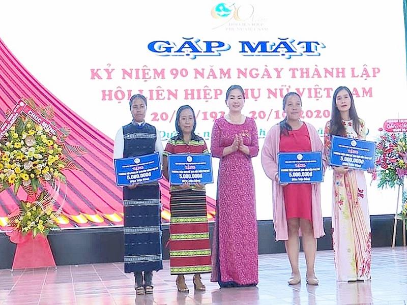 Trao sinh kế cho hội viên nghèo