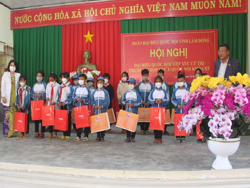 Đoàn ĐBQH khóa XV tỉnh Lâm Đồng và nhà tài trợ Liên Minh Group, Viettel tặng điện thoại và sim 4G cho học sinh và người dân huyện Lạc Dương