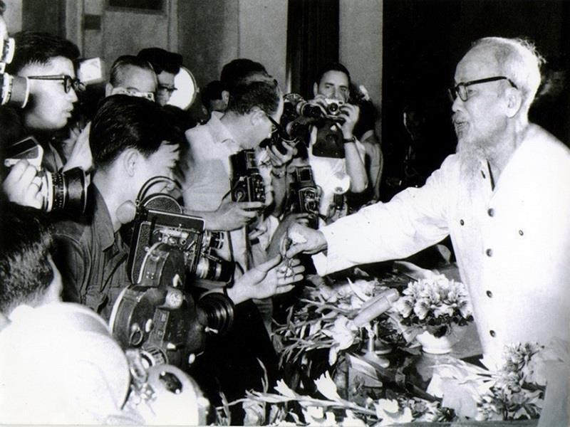 Chủ tịch Hồ Chí Minh gặp gỡ phóng viên các cơ quan báo chí trong và ngoài nước tại thủ đô Hà Nội (5-1968). Ảnh: TTXVN