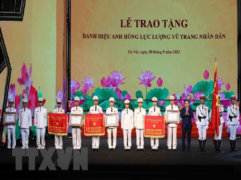 Chủ tịch Quốc hội Vương Đình Huệ trao tặng danh hiệu Anh hùng Lực lượng Vũ trang Nhân dân cho ba tập thể và một cá nhân về công tác phòng cháy, chữa cháy và cứu nạn, cứu hộ. (Ảnh: Phạm Kiên/TTXVN)