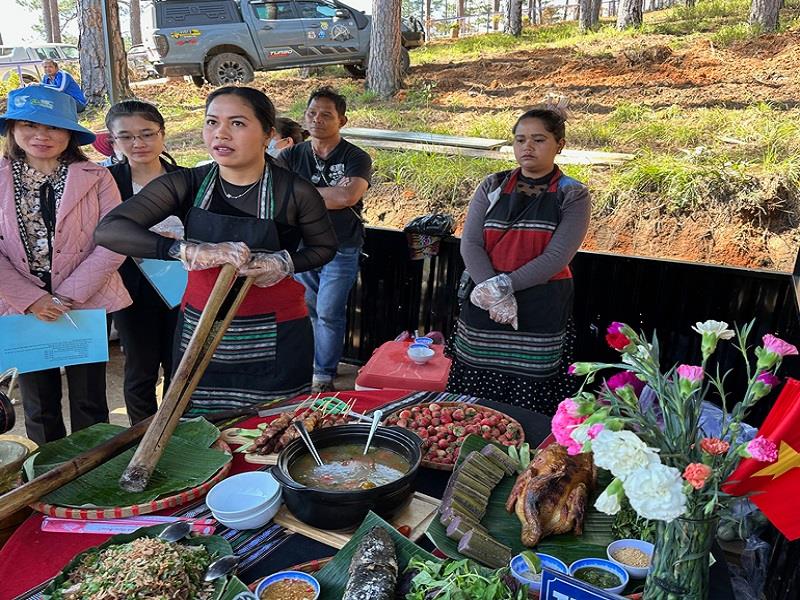 Các cô gái K’Ho giới thiệu về món ăn của địa phương mình