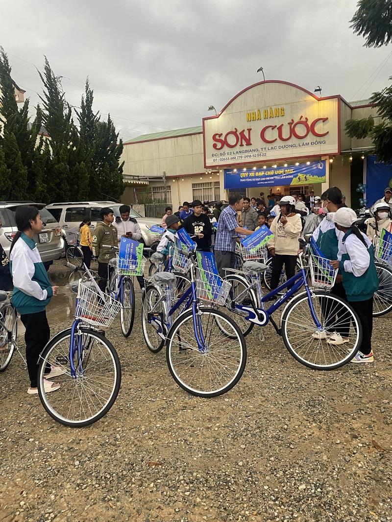 Quỹ Bảo trợ trẻ em - Sở Lao động, Thương binh và Xã hội và Công ty Bảo việt nhân thọ Lâm Đồng tặng xe đạp cho học sinh nghèo hiếu học tại huyện Lạc Dương