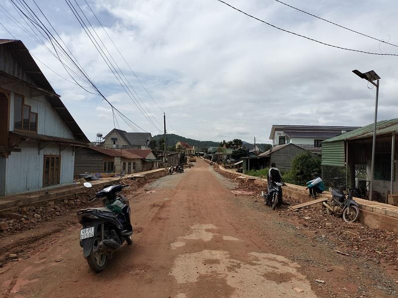Công trình đường thôn Liêng Bông, xã Đạ Nhim cơ bản hoàn thành xong việc xây kè và hệ thống thoát nước hai bên đường, tiến độ ước đạt 35% sau hơn 1 tháng khởi công
