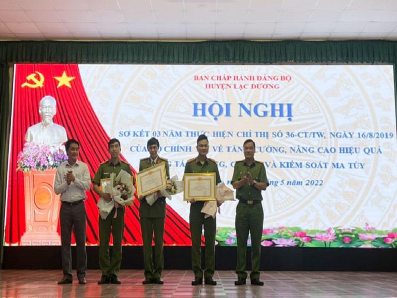 Khen thưởng các cá nhân có thành tích xuất sắc