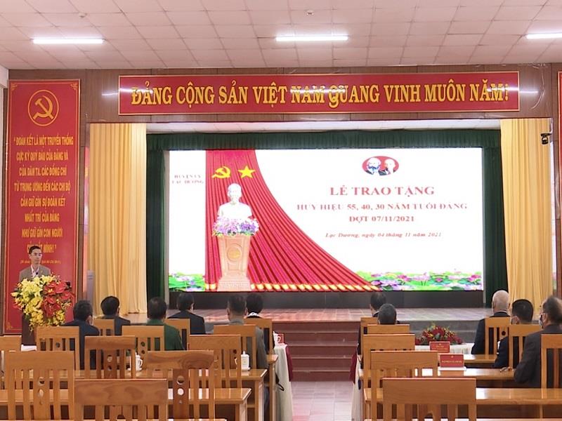 Quang cảnh Lễ trao tặng huy hiệu Đảng