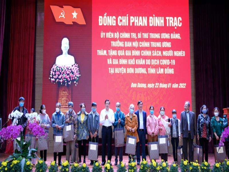 Đoàn công tác trao quà cho người dân có hoàn cảnh khó khăn