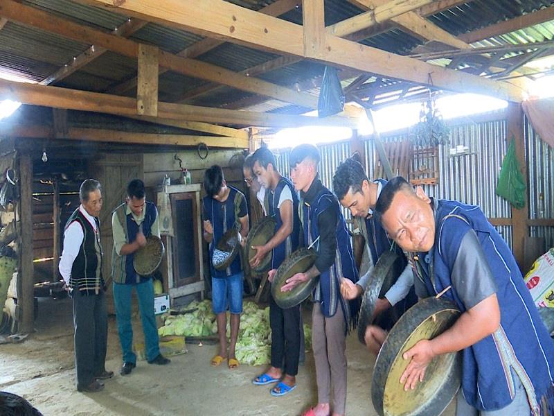 Thế hệ trẻ người đồng bào DTTS huyện Lạc Dương tích cực học đánh cồng chiêng để giữ gìn nét văn hóa của dân tộc. Ảnh: Anh Tuấn