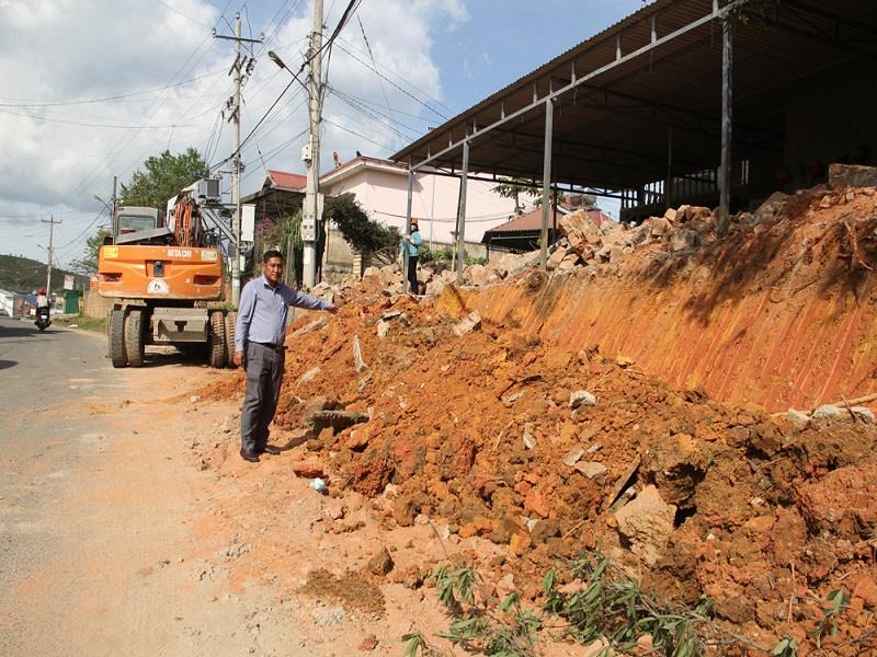 Qua công tác dân vận, người dân tích cực hiến đất, hiến cây để thi công các tuyến đường giao thông trên địa bàn