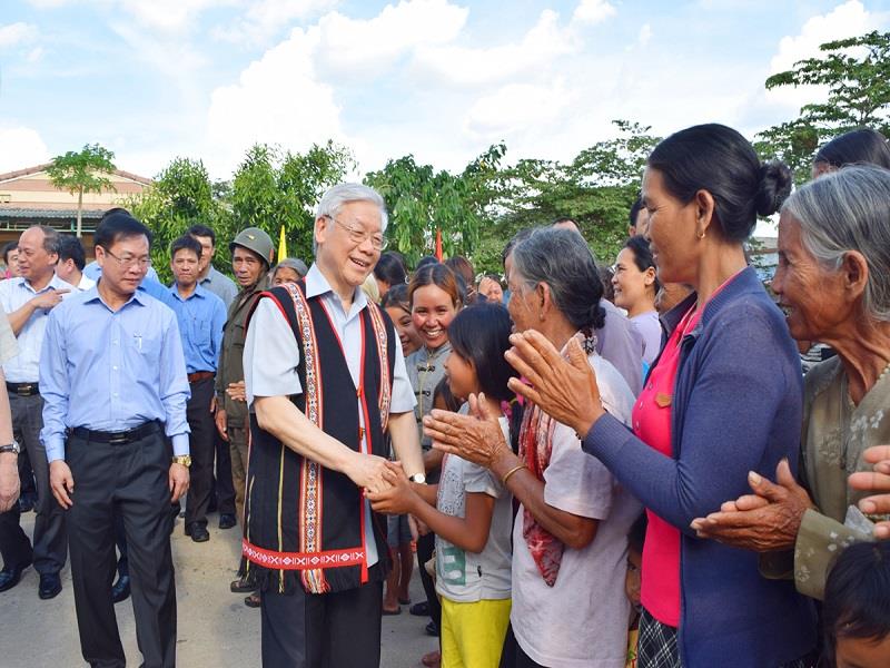 Tổng Bí thư Nguyễn Phú Trọng với nhân dân làng Kon Rờ Bàng, xã Vinh Quang (thành phố Kon Tum, tỉnh Kon Tum)_Nguồn: baokontum.com.vn