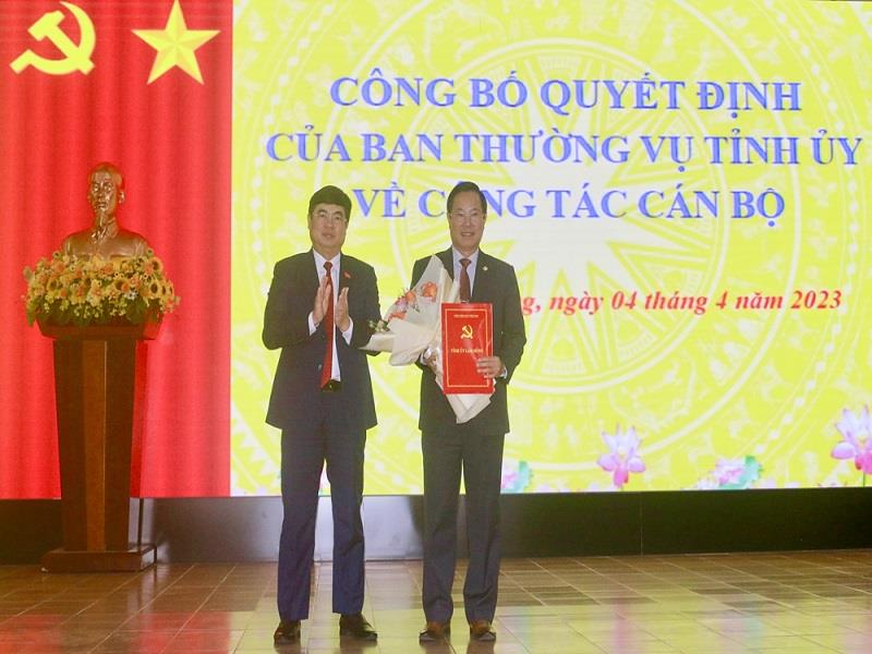 Đồng chí Trần Đình Văn - Phó Bí thư Thường trực Tỉnh ủy, Trưởng Đoàn ĐBQH tỉnh Lâm Đồng trao Quyết định của Ban Thường vụ Tỉnh ủy cho đồng chí Phạm Triều.